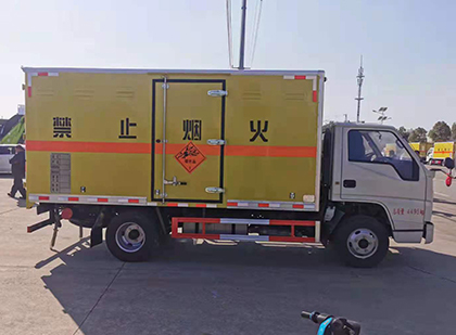 达孜爆破器材运输车工人安全操作规范与智能技术保障